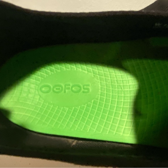 WOMEN'S OOFOS OOMG EEZEE LOW SHOE - BLACK size 10 - Picture 3 of 5